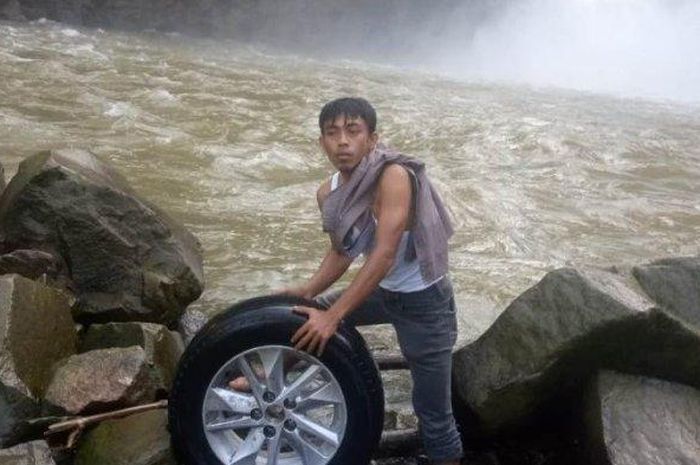 Roda Toyota Kijang Innova yang terjun jurang di Pakpak Bharat, Sumatera Utara ditemukan