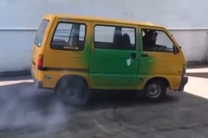 Daihatsu Zebra diajak buat nge-drift.