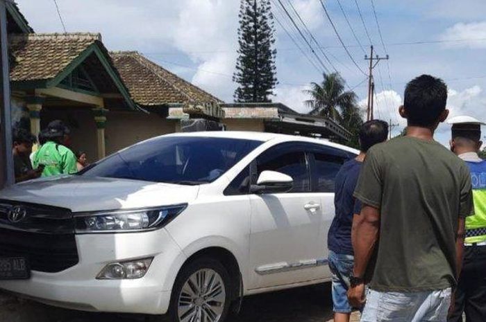 Toyota Kijang Innova berhenti tabrak rumah warga usai seruduk dua pekerja pemotong rumput di Tanggamus, Lampung