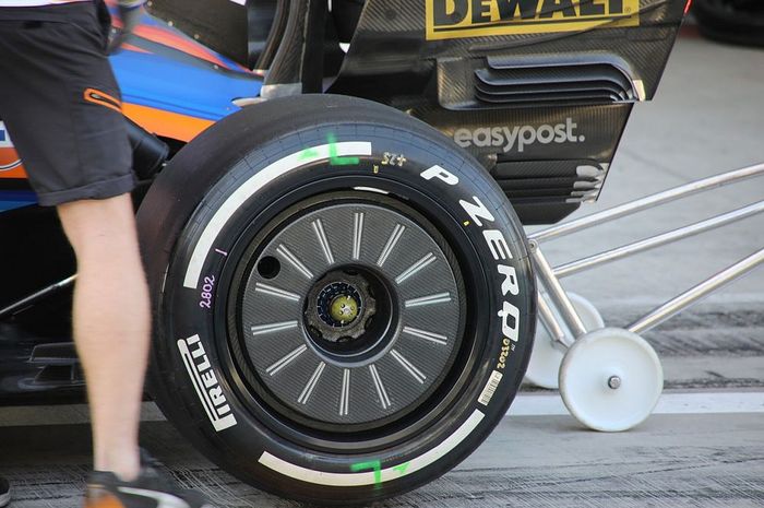 Wheel cover dengan panel LED