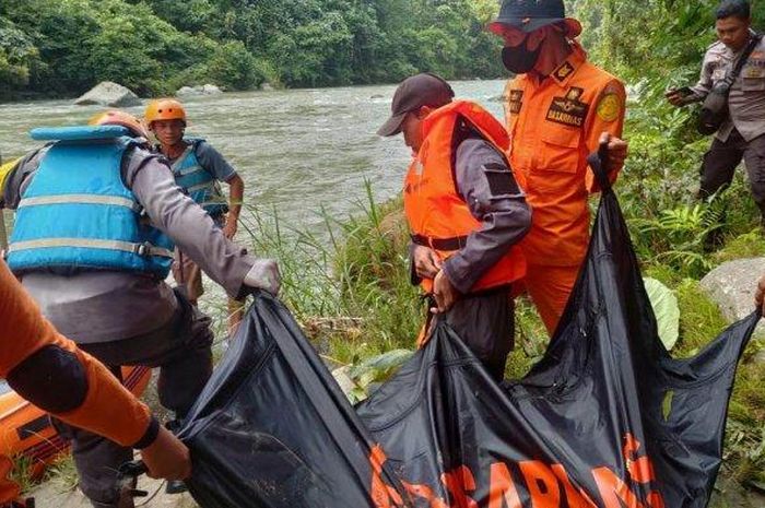 Sudah tiga korban Kijang Innova terjun jurang di Pakpak Bharat, Sumatera Utara yang ditemukan petugas