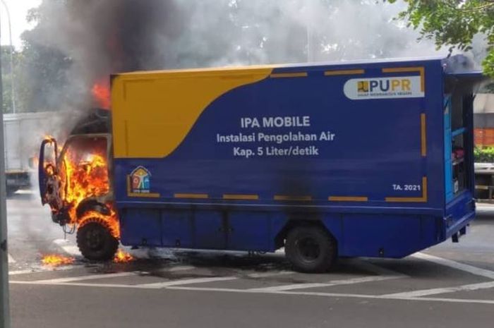 Truk boks milik Kementerian PUPR terbakar di tol JORR, Cipayung, Jakarta Timur