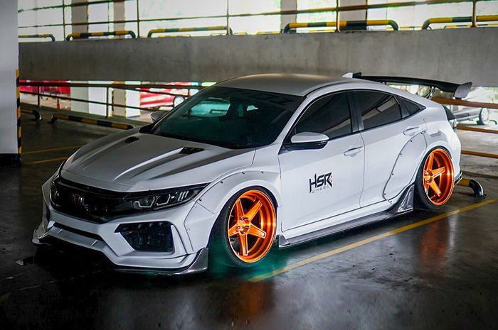 Modifikasi Honda Civic Turbo 2016 dengan pelek besar dan body kit custom