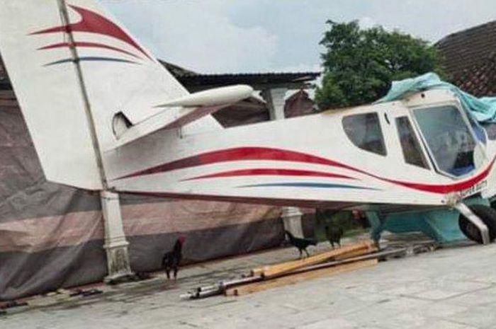 Pesawat jenis STOL karya Suyanto, sedang diparkir di depan rumahnya di Desa Sumberagung, Kecamatan Modo, Lamongan. 