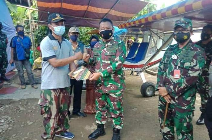 Suyanto, pembuat pesawat dari desa Lakbok dikunjungi Kapuspotdirga derta Danlanud Wiriadinata.