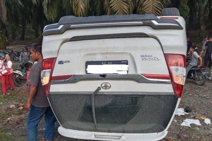 Toyota Kijang Innova kayang alias terbalik usai tabrak motor di Billah Barat, Labuhanbatu, Sumatera Utara