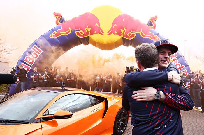 Momen kedatangan Max Verstappen ke kandang tim Red Bull Racing menggunakan Acura NSX.