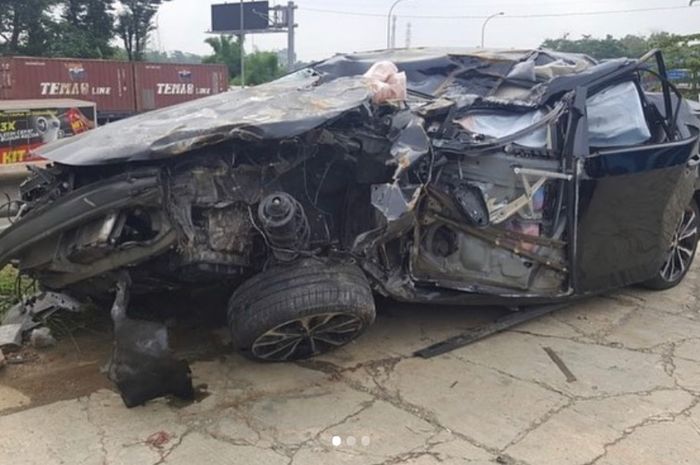 Edelenyi Laura Anna sempat mengunggah foto mobil yang dia tumpangi saat kecelakaan di Tol Jagorawi pada 2019 lalu