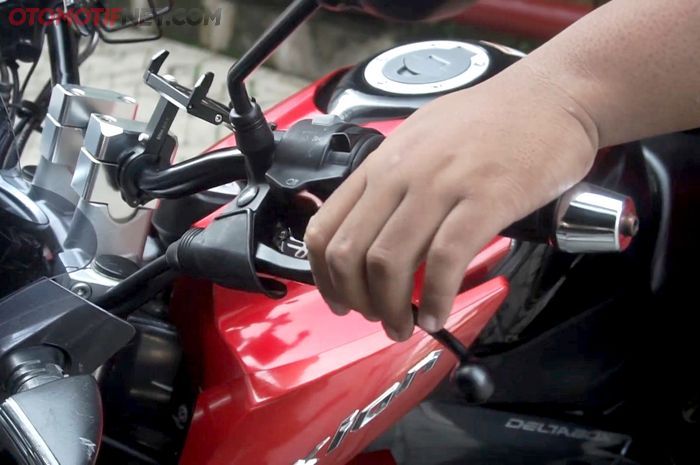 Ilustrasi menarik tuas kopling