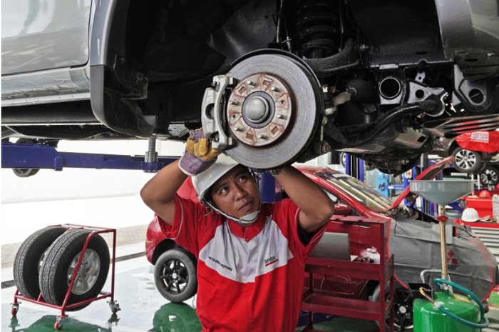 Ilustrasi servis di bengkel resmi Mitsubishi
