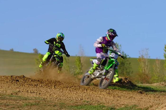 Valentino Rossi (belakang) dan Axell Hodges (depan) balapan di trek motocross VR46 Motor Ranch.