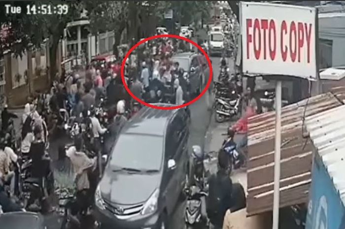 Dalam lingkaran merah aksi brutal pengiring jenazah pukuli Toyota Rush dan keroyok pengemudi yang seorang dosen ATI Makassar