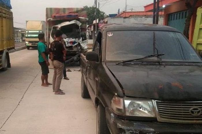 Toyota Kijang Kapsul Pikap dan Dump Truck Parkir ditusuk belakang oleh truk engkel di Losarang, kabupaten Indramayu, Jawa Barat