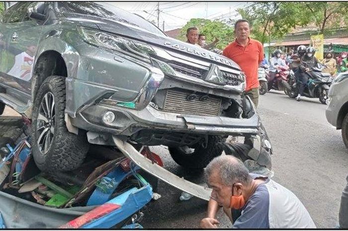 Mitsubishi Pajero Sport gilas empat becak sekaligus pengendaranya di Palembang, Sumatera Selatan