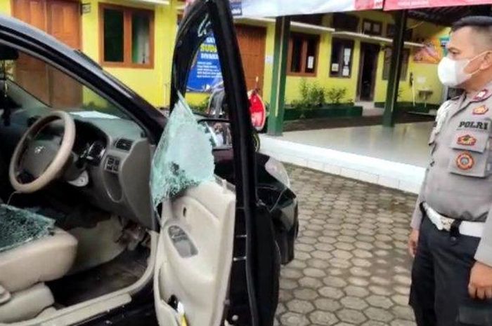Terlihat kaca pintu bagian pengemudi Toyota Avanza pecah dibobol maling di Balai Desa Tambaksari, Kembaran, Banyumas, Jateng