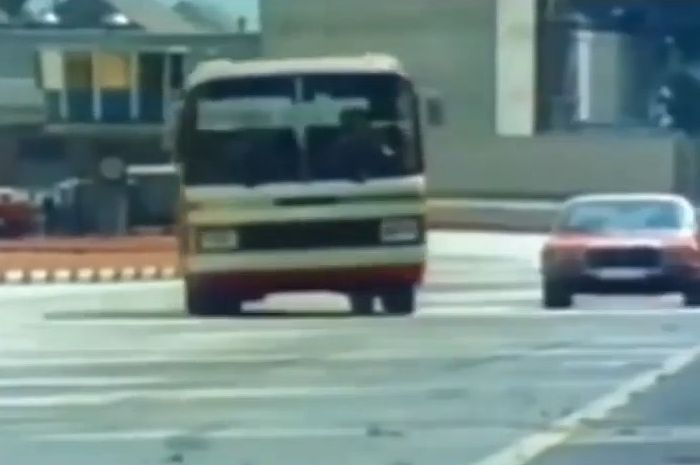 Pengetesan sasis bus Mercedes-Benz O303 pada 1973 silam.