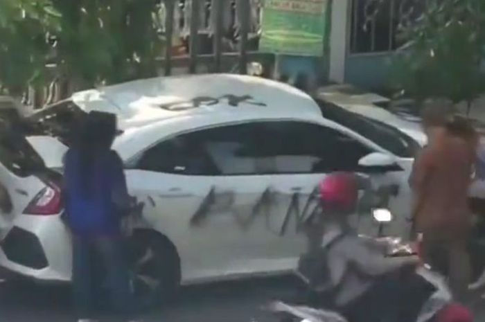 Honda Civic Turbo dicoret-coret cat semprot saat parkir di bahu jalan kawasan Lamongan, Jawa Timur