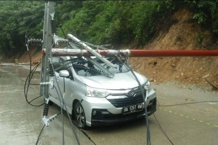 Daihatsu Xenia tertimpa tiang listrik di jalan Lubuk Peraku, Lubuk Kilangan, kota Padang, Sumatera Barat
