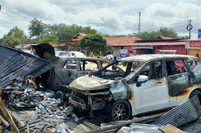 Kondisi bangunan serta Mitsubishi Xpander serta identik Toyota Avanza terbakar di Barong Tongkok, Sendawar, Kutai Barat, Kalimantan Timur