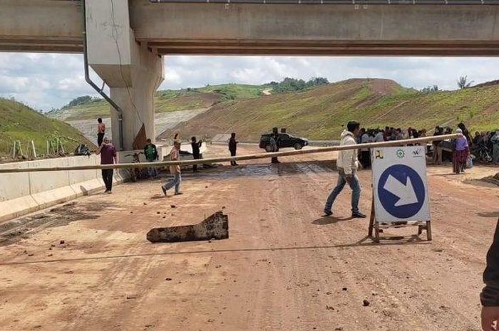 Ratusan warga dari 7 desa di Sumedang, Jawa Barat melakukan penutupan akses lintasan jalan tol Cisumdawu, tepatnya di Desa Ciherang, Kecamatan Sumedang Selatan, Kabupaten Sumedang, Jumat (17/12/2021). 