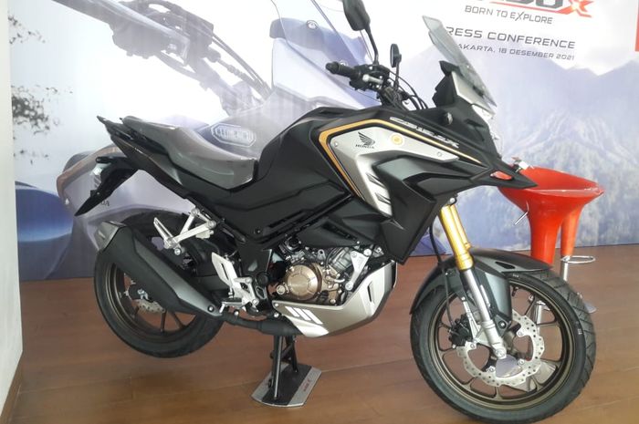 Ilustrasi Honda CB150X di dealer