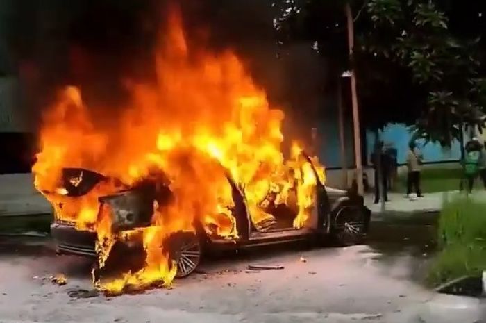 Cuplikan video insiden BMW 318i E46 terbakar di Jalan Bypass Ngurah Rai, Bali pada Minggu (19/12/2021).