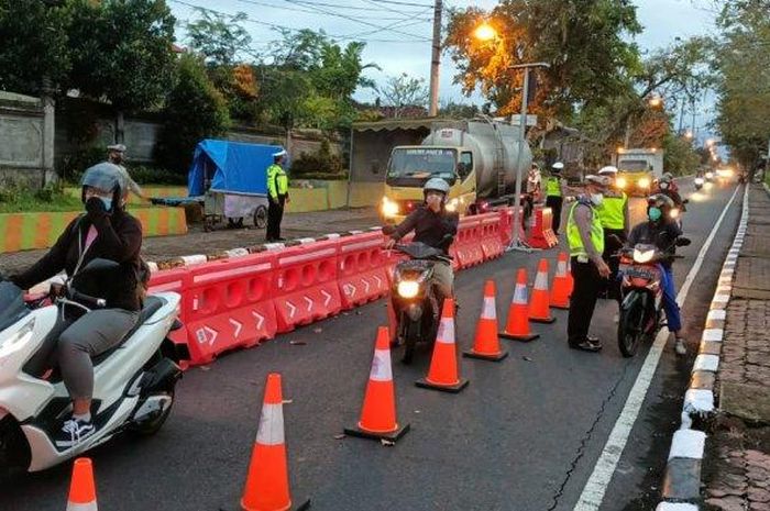 Aparat kepolisian bersama Satpol PP Kabupaten Badung saat melakukan pengetatan.