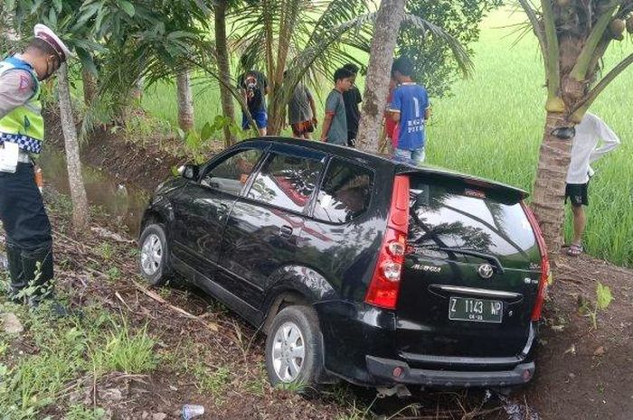 Toyota Avanza diceburkan ke got oleh pengemudi demi hindari tabrakan maut di Pangandaran, Jawa Barat