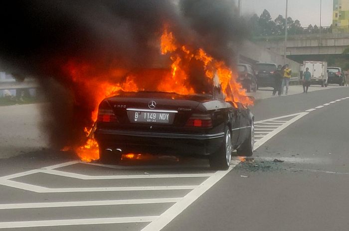 Sebuah mobil Mercy terbakar di Tol Soekarno Hatta