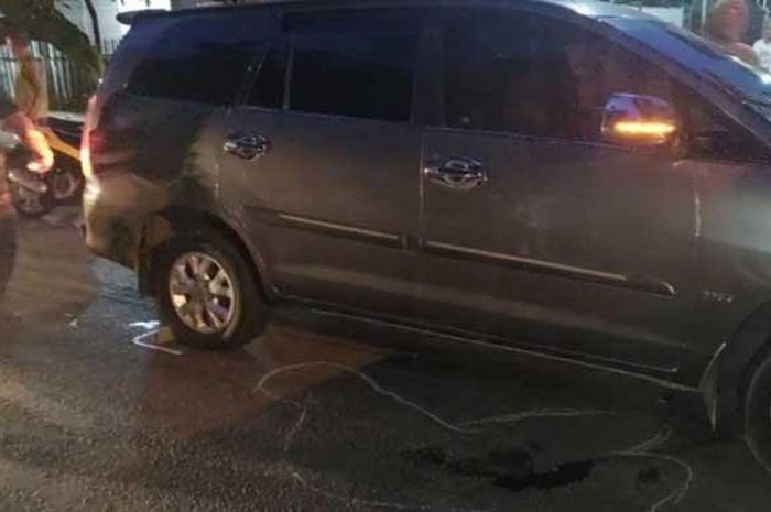 Toyota Kijang Innova yang menabrak tubuh Bambang Riyadi usai diterjang motor saat putar arah di Jl Panglima Sudirman, Wiroborang, Mayangan, Probolinggo