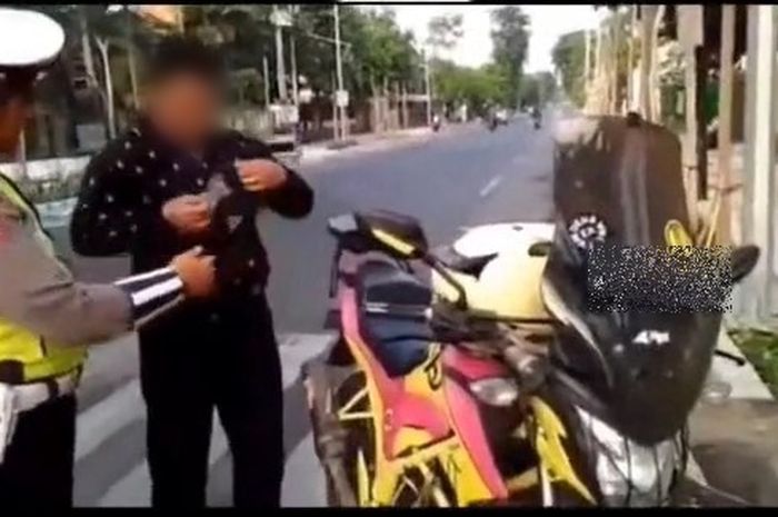 Cuplikan video pengendara Honda CB150R StreetFire yang ditilang polisi karena kawal ambulans.