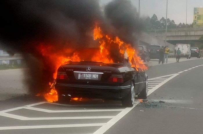 Mercedes-Benz tiba-tiba terbakar saat melintas di Jalan Tol Sedyatmo Km 31,8, Kecamatan Benda, Kota Tangerang, Senin (20/12/2021) siang.