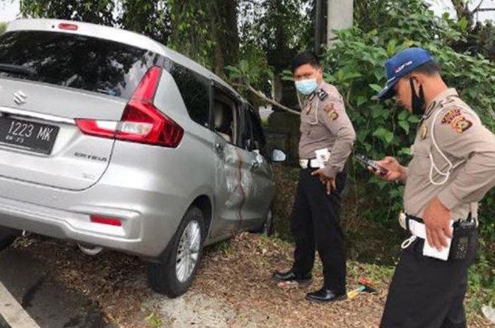 Suzuki Ertiga gantung di bahu jalan dan kebun setelah ditusuk samping Toyota Avanza di Bayunggede, Kintamani, Bangli, Bali