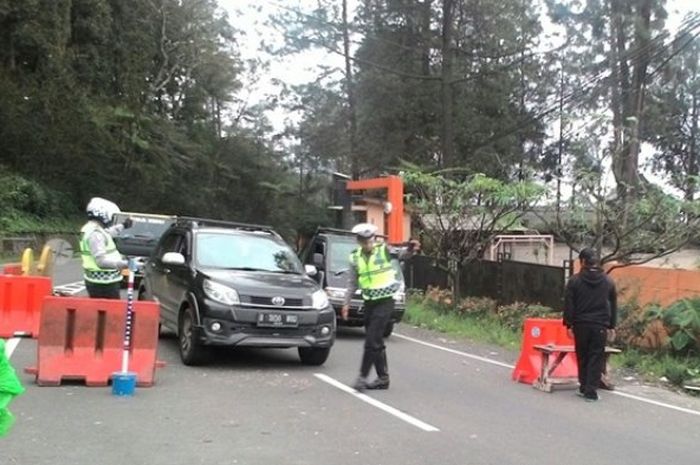 Ilustrasi pos cek poin di perbatasan Bogor dan Cianjur