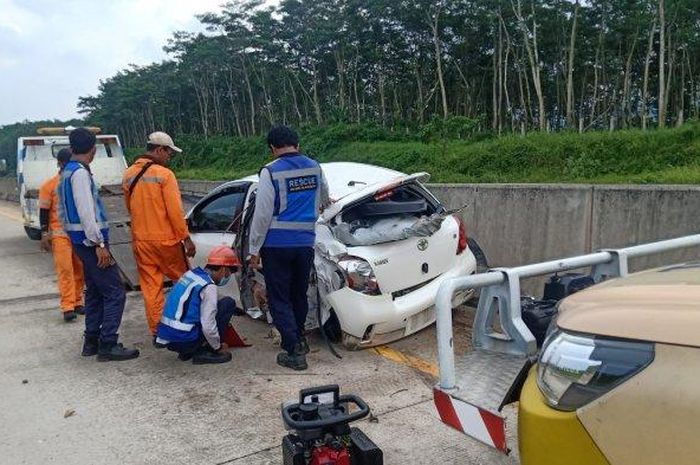 Kondisi Toyota Yaris usai tabrak pembatas tol Batang-Semarang