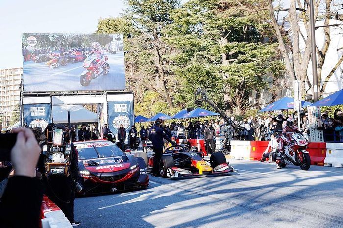 Takaaki Nakagami (kanan) bersama Hiroki Otsu (tengah) dan Ukyo Sasahara (kiri) dalam event Red Bull Race Day 2021.
