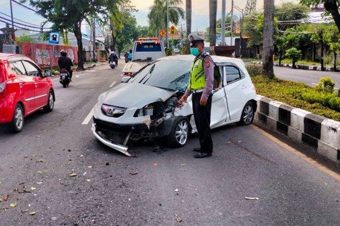 Honda Brio yang mengalami kecelakaan tunggal di Bypass Ngurah Rai, Jimbaran, Kuta Selatan, Badung, Bali