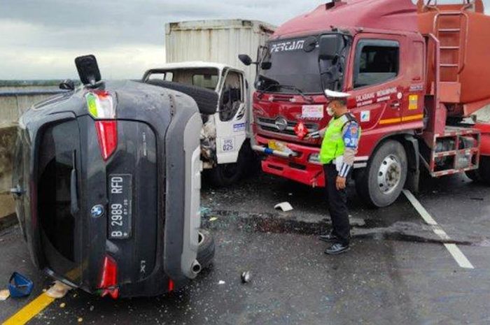BMW X1, truk box dan truk tangki Pertamina kecelakaan beruntun di t ruas tol Jombang-Mojokerto