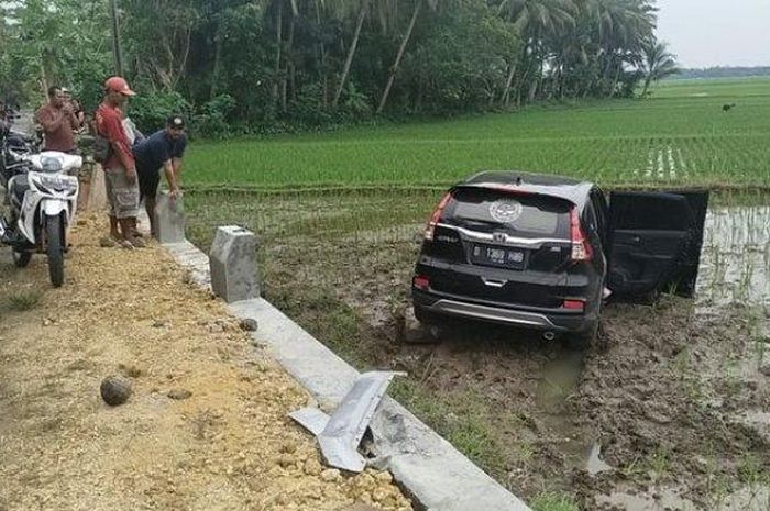 Honda CR-V terjun ke sawah usai seret Honda BeAT di Pangandaran, Jawa Barat