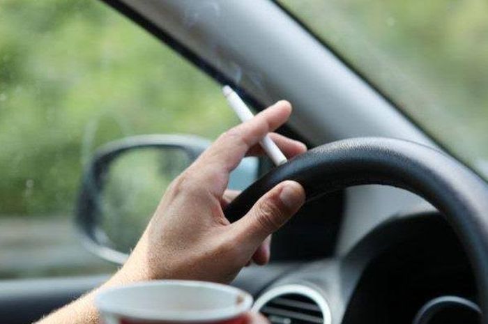 Catat sob, mengemudi sambil merokok ternyata bisa bikin mobil sulit dijual, begini penjelasannya (foto ilustrasi)