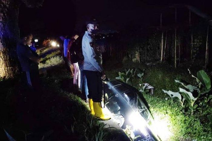 Proses evakuasi Toyota Kijang Innova rebah di selokan jalan Karanganyar-Matesih, kabupaten Karanganyar, Jawa Tengah