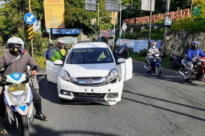 Honda Mobilio yang menabrak tubuh pengendara Honda Vario 150 di Patuk, Gunung Kidul, Yogyakarta