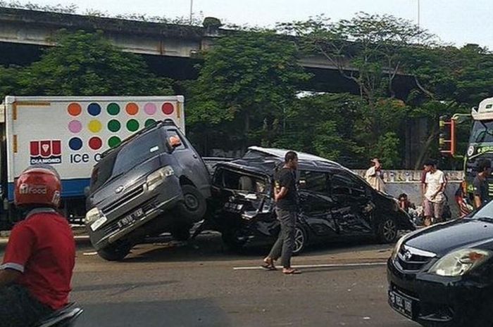 Tabrakan beruntun tujuh kendaraan di Jl RE Martadinata, Tanjung Priok, Jakarta Utara, (22/12/21)
