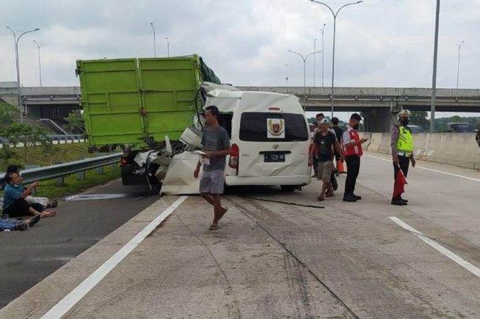 Toyota HiAce tabrak bak truk tronton di ruas tol Bakauheni-Terbanggi Besar hingga terbelah