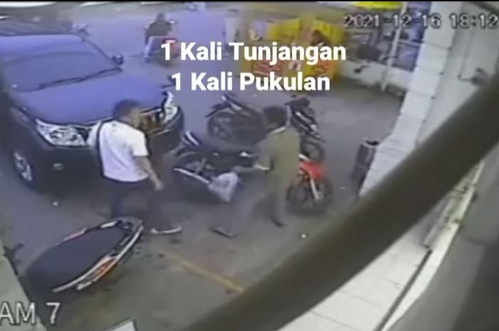 Rekaman video, pengemudi Toyota Land Cruiser Prado pukul dan tendang pelajar di minimarket Medan Johor, Medan, Sumatera Utara