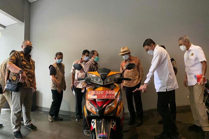 Gubernur Jabar, Ridwan Kamil menghadiri pengenalan dan uji coba hasil Konversi motor listrik dari Kementerian ESDM Jabar.