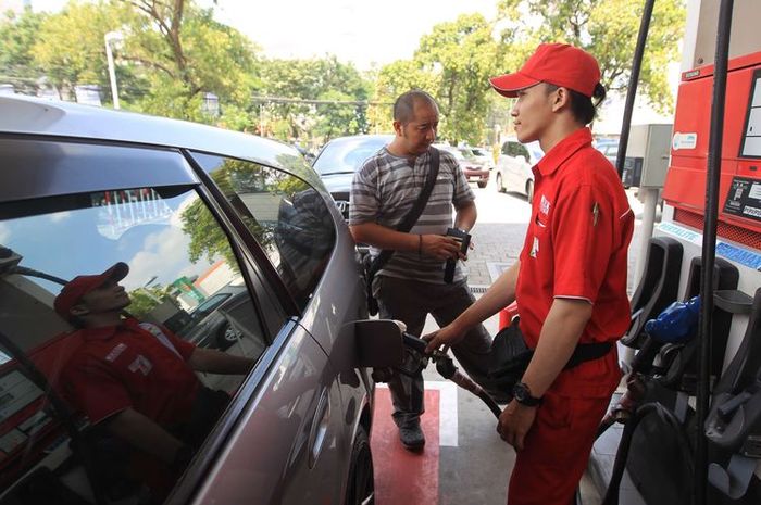 Petugas melayani pembeli Pertalite di SPBU Abdul Muis, Jakarta Pusat, Jumat (24/7/2015). PT Pertamina (Persero) mulai menjual Pertalite dengan oktan 90 kepada konsumen dengan harga Rp.8400 perliter. KOMPAS IMAGES/KRISTIANTO PURNOMO(KRISTIANTO PURNOMO)