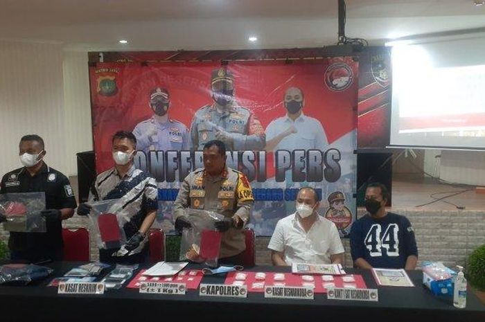 Konferensi Pers maling mobil modus kopi beracun saat kencan semalam di Tangerang Selatan
