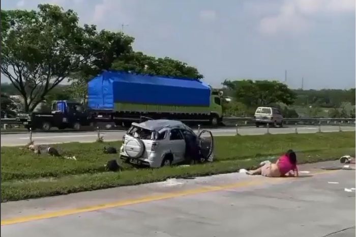 Toyota Rush alami kecelakaan di ruas tol Cipali KM 183 arah Cirebon, (24/12/21)