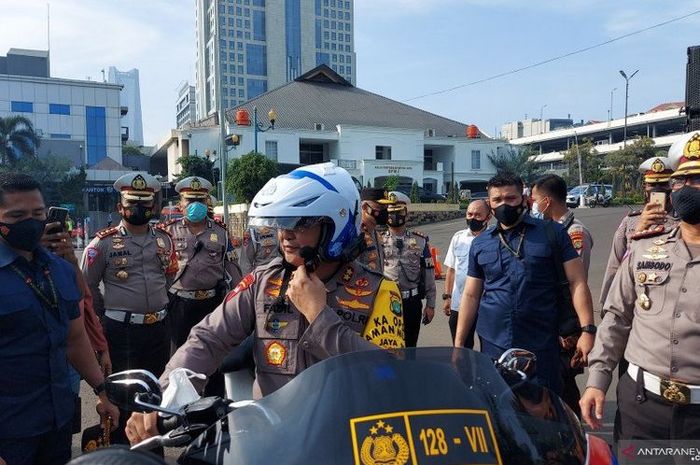 Kapolda Metro Jaya Irjen Polda Fadil Imran menjajal perangkat ETLE Mobile usai apel pasukan di Lapangan Presisi Ditlantas Polda Metro Jaya, Sabtu (20/3/2021). 
